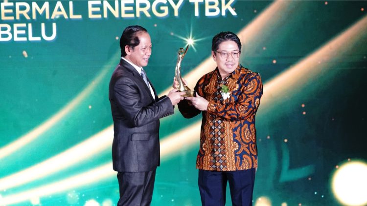 Direktur Utama PGE, Julfi Hadi saat menerima Penghargaan Proper Emas dari KLH untuk PGE Area Kamojang dan Ulubelu