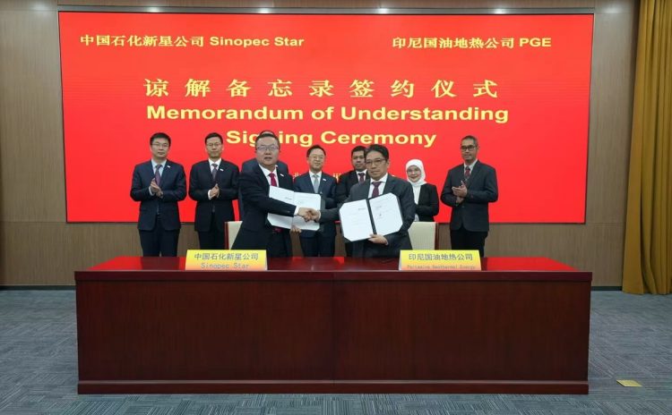 Presiden Direktur PGE Julfi Hadi dan Presiden Sinopec Star Fan Chuanhong saat Menandatangani Perjanjian Kerja Sama Pengembangan Panas Bumi
