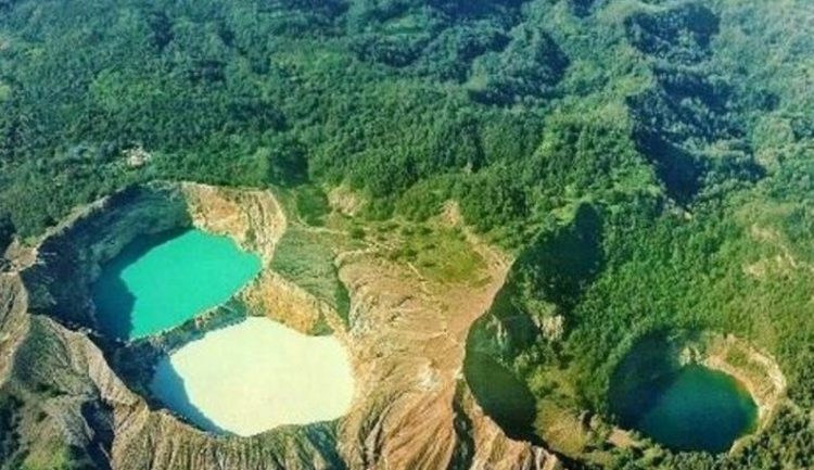 Empat Kawah Unik di Wisata Panas Bumi Indonesia: Dari Air Tiga Warna hingga Api Biru Menari