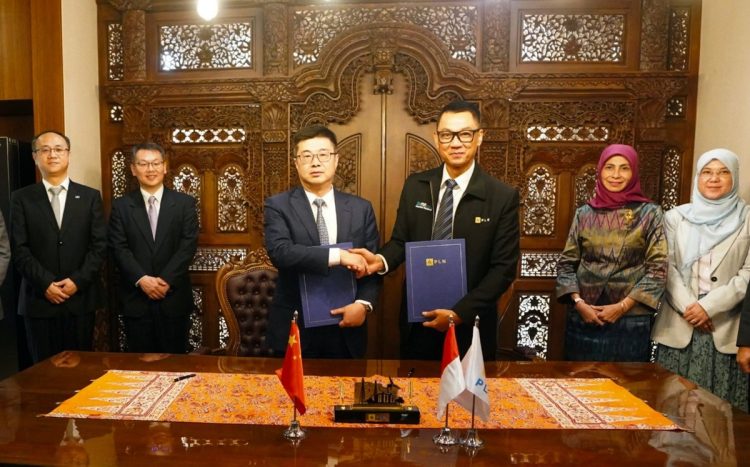 Direktur Utama PLN, Darmawan Prasodjo (ketiga dari kanan) bersama Chairman of China Export Import Bank (CEXIM), Chen Huaiyu (ketiga dari kiri) usai menandatangani Amandemen Nota Kesepahaman (MoU) tentang Pengembangan Potensi Pembiayaan Transisi Energi Indonesia di Jakarta, (23/5).