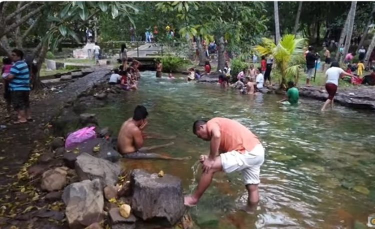 Pesona Pemandian Air Panas Flores, Tersebar di Sungai, Danau hingga Tepi Pantai