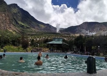 Fakta Wisata Panas Bumi Papandayan Garut: Sejarah Letusan, Pengelolaan Konservasi, dan Dampak Ekonomi Warga